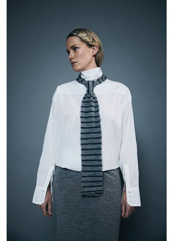 1049 By basics langt smalt skjerf i merinoull