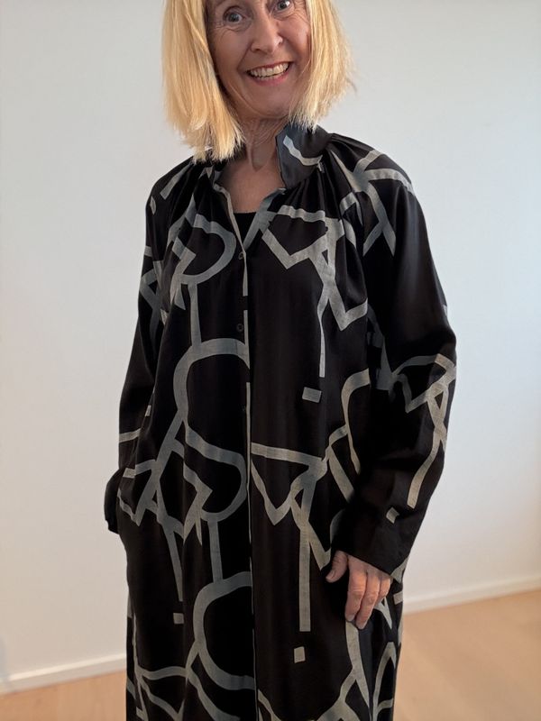 2106 My Soul kjole med knapper og flott grafisk print.