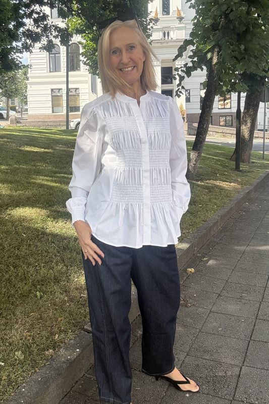 Melea bluse med smock front fra 2-Biz i hvit